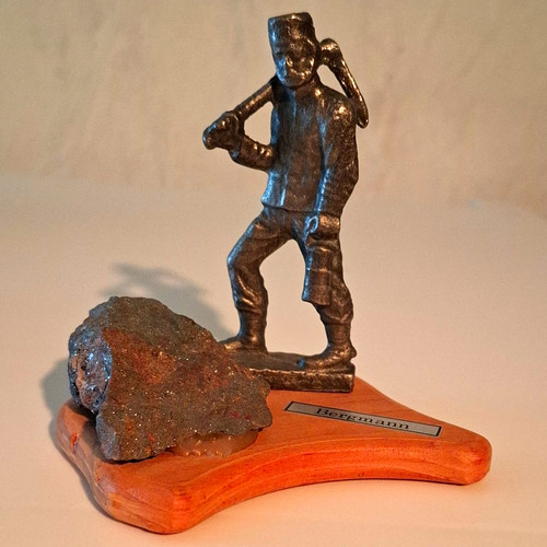 Bergmann figur auf holzsockel - figur,