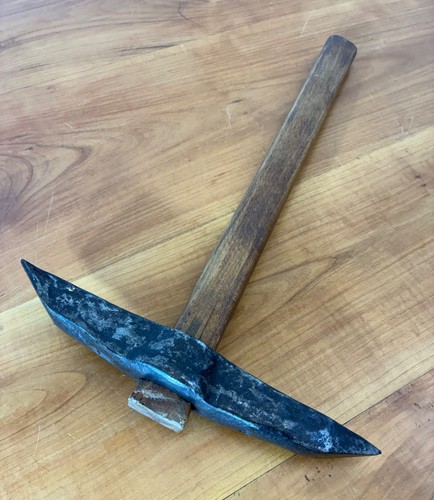 Altes werkzeug pickel - werkzeug, axt